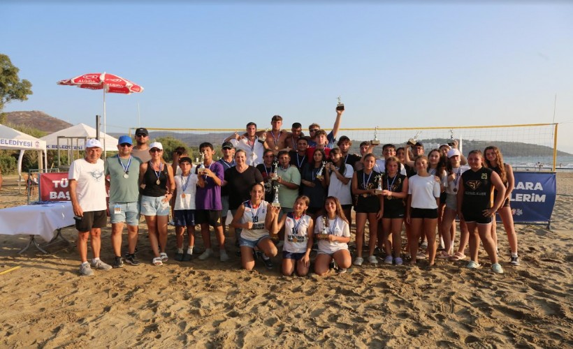 Gençler Zafer Turnuvası Plaj Voleybolu kategorisinde hem eğlendi hem yarıştı