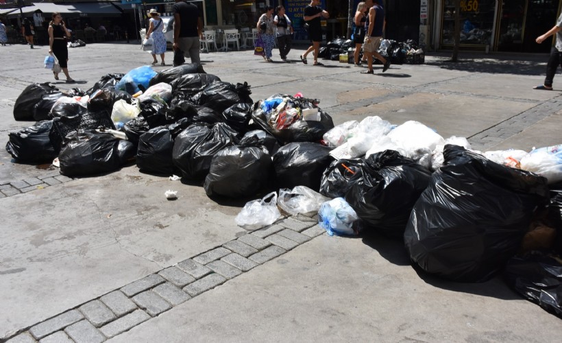 İzmir Büyükşehir Belediyesi'nde 90 temizlik işçisi iş bıraktı; çöpler birikti