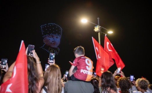 İzmir'de 30 Ağustos coşkusu dron gösterisi ile taçlandı
