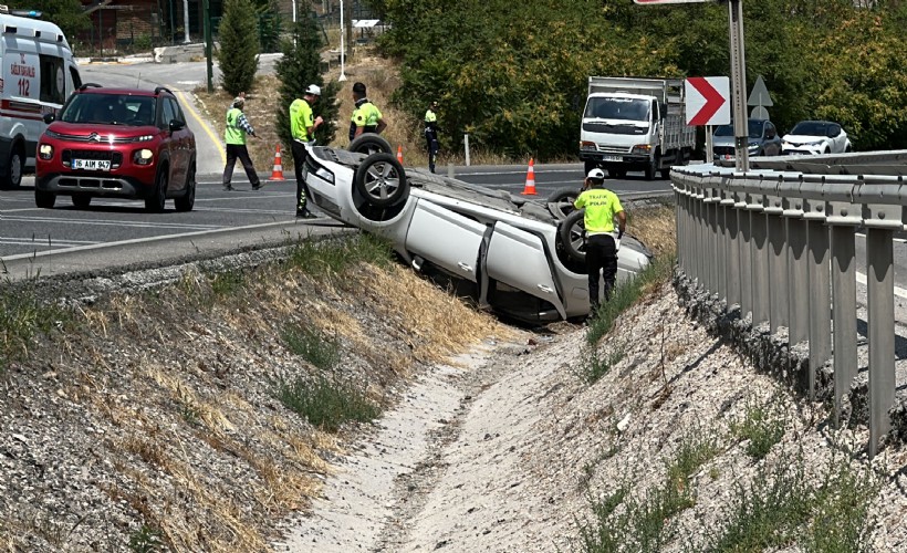 Kanala düşen otomobil takla attı: 2'si çocuk 7 yaralı