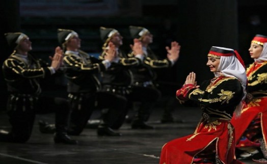 Karşıyaka'da halk oyunu bilmeyen kalmayacak: Eylül'de başlayacak