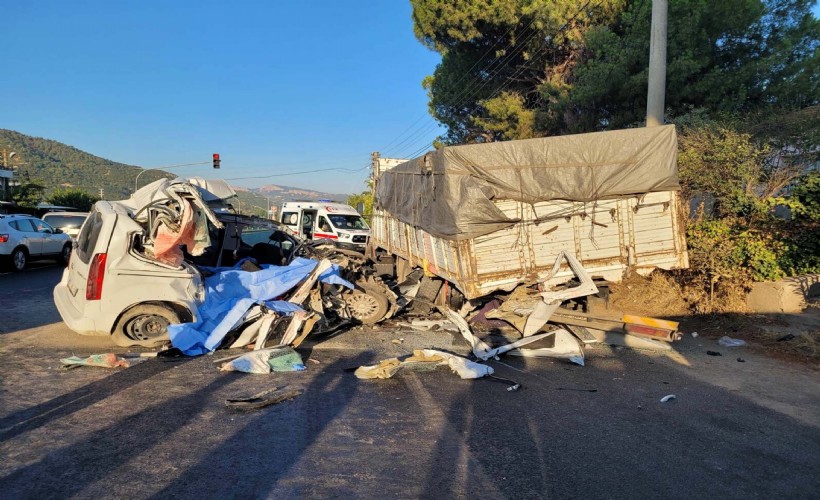 Manisa'da hafif ticari araç, kamyona çarptı: 4 ölü, 3 ağır yaralı