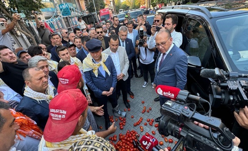 Manisalı çiftçiler CHP lideri Özel'in önüne domates döktü