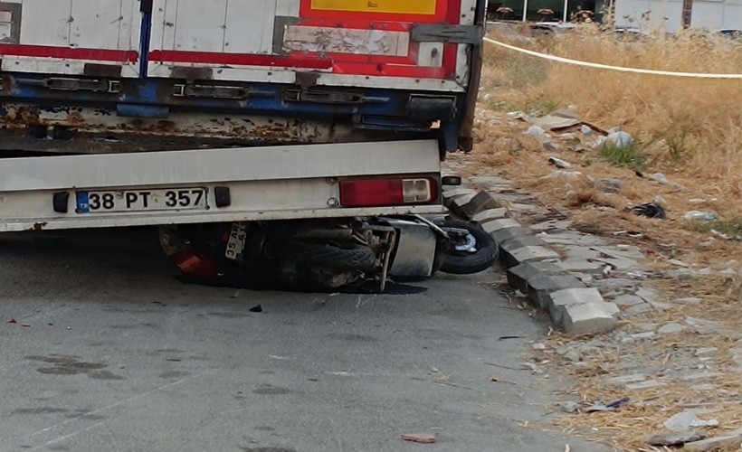 Park halindeki TIR'a motosiklet çarptı: 1 ölü, 1 yaralı