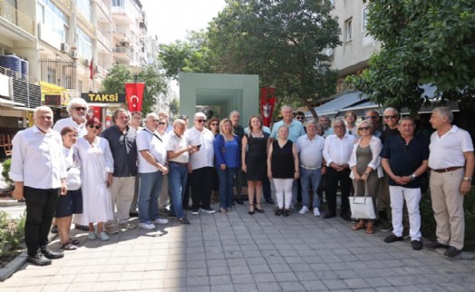 Usta gazeteci İsmail Sivri Alsancak'taki heykeli önünde anıldı