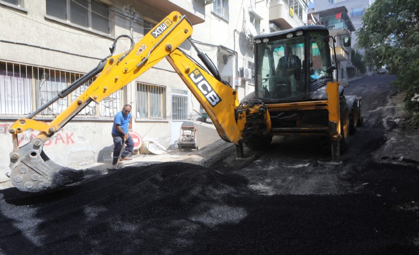 Bayraklı'da yol yenileme seferberliği sürüyor