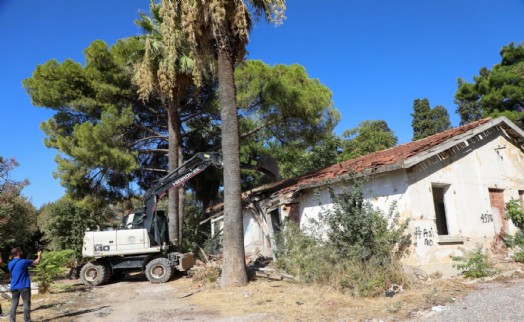 Buca'da metruk binalar tek tek yıkılıyor