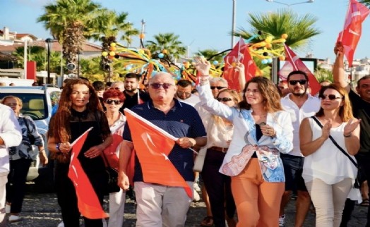 Çeşme Festivali, '90'larda Çeşme' teması ile başladı!