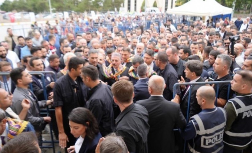 Cevdet Yılmaz'ın korumaları engel oldu: MHP'li İsmet Büyükataman etkinliğe alınmadı, arbede çıktı