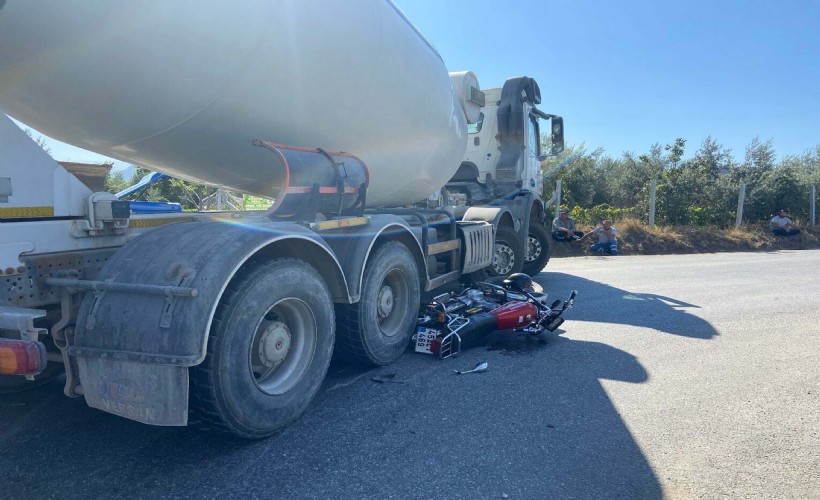 Emniyet şeridinde beton mikserinin çarptığı motosikletli öldü