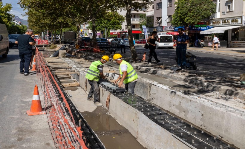 Girne Caddesi’ndeki yağmur suyu mazgalları yenileniyor