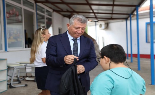 Güzelbahçe Belediyesi'nden öğrencilere çanta ve kırtasiye desteği