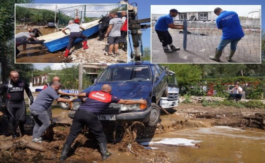 İzmir İtfaiyesi'nden Menderes'te seferberlik: Araçlar kurtarıldı, sular tahliye edildi