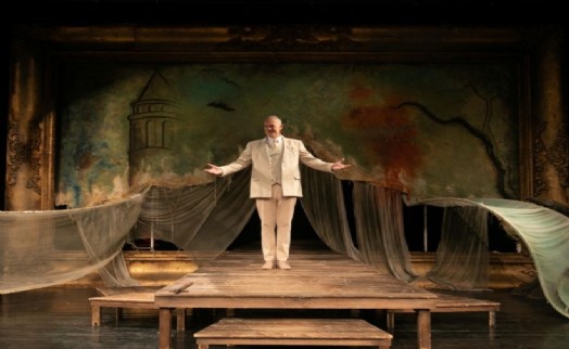 İzmir Şehir Tiyatroları, perdelerini 3 Ekim'de açıyor: Yeni sezon Levent Üzümcü'nün oyunuyla başlıyor