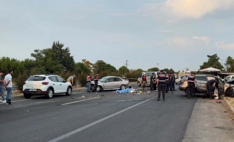 İzmir'de karşı şeride geçen otomobil, başka otomobile çarptı: 2 ölü, 3 yaralı