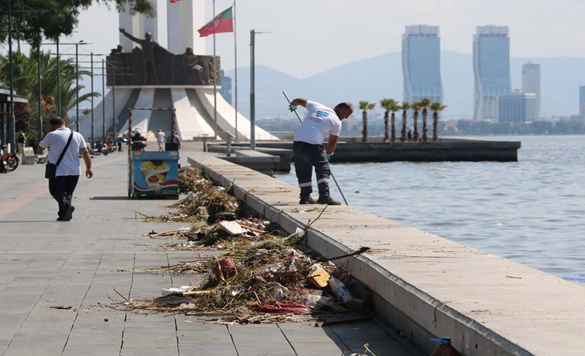 İzmir’de sağanak sonrası sahillerde kirlilik