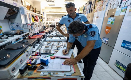 Karşıyaka'da zabıta ekiplerinden işgal denetimi