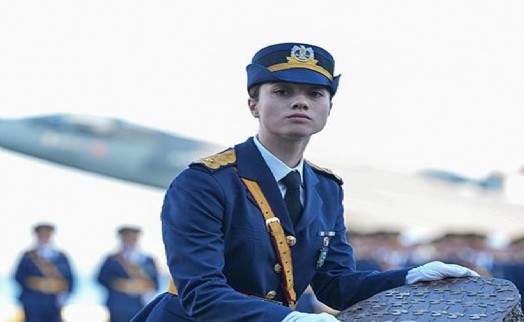 Kemalpaşalı İkra, Hava Harp Okulu'nu birincilikle bitirdi