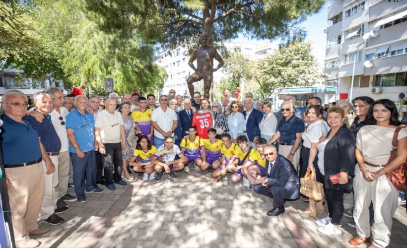 Konak’ta Metin Oktay’a anıtı başında anma