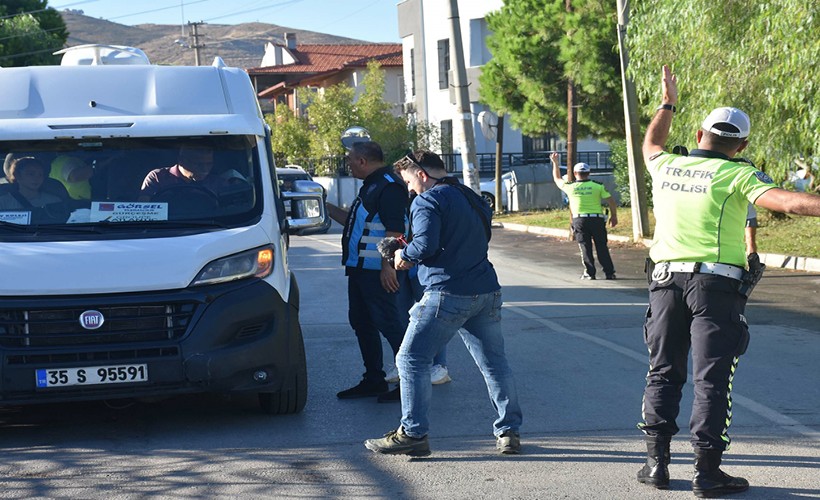 İzmir'de korsan taşımacılık yapan 303 servis aracı trafikten men edildi