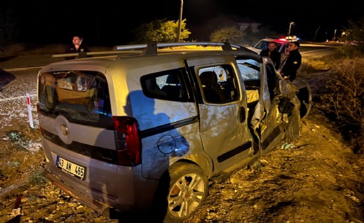 Kütahya'da hafif ticari araçla, servis minibüsü çarpıştı; 10 yaralı