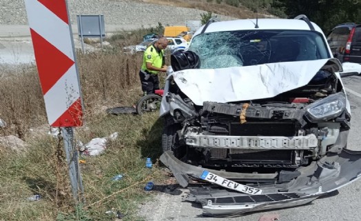Kütahya'da otomobille çarpışan motosikletli yaralandı