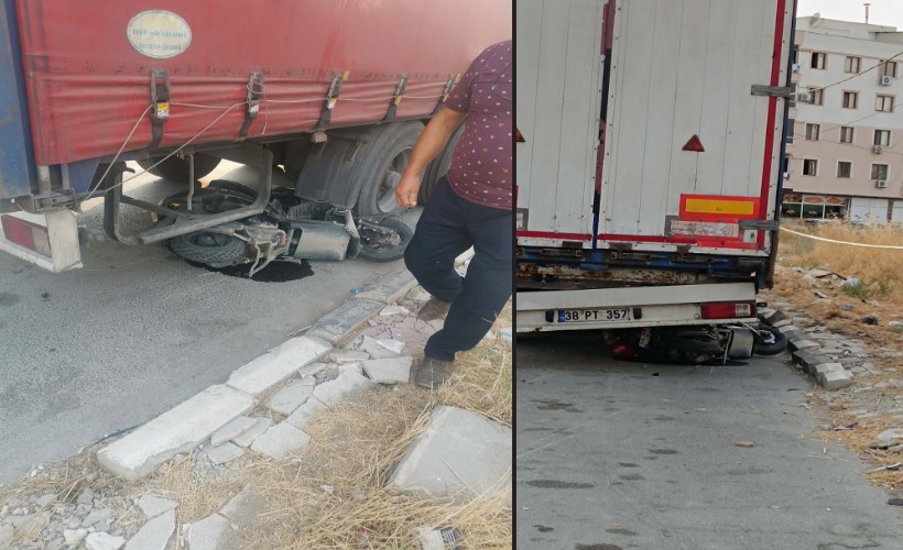 Motosikletin TIR'a çarptığı, 1 kişinin öldüğü, 1 kişinin de yaralandığı kaza kamerada