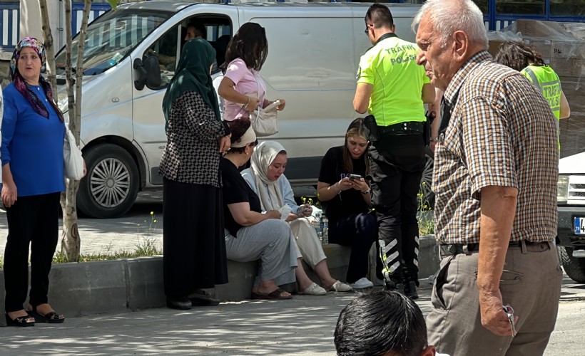 Otomobili ile motosikletli gençlere çarpan sürücü gözyaşlarına boğuldu