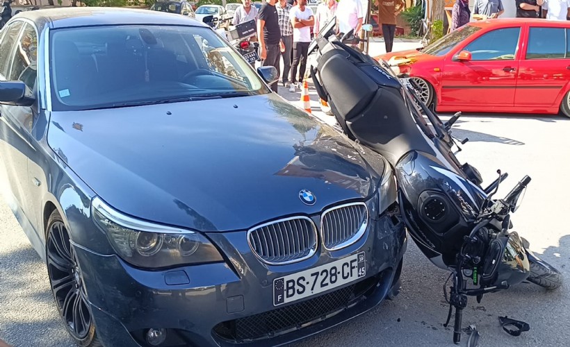 Otomobille çarpışan motosiklet sürücüsü yaralandı