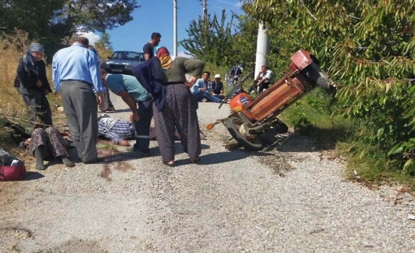 Sepetli motosiklet şarampole devrildi: 1 ölü, 2 yaralı