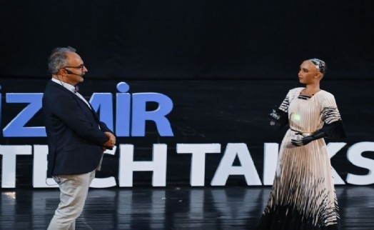 TechTalks'ta tarih ve teknoloji buluşmasında İnsansı robot Sophia ile sohbet