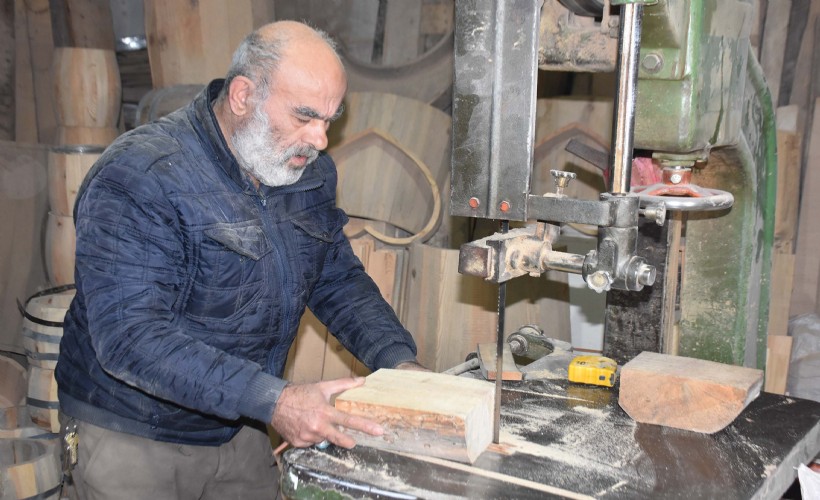 Ahşap fıçı ustası, mesleğini oğluna miras bırakacak