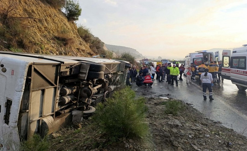 Aydın-İzmir karayolunda kaza! Festivale gidenleri taşıyan tur midibüsü devrildi 23 yaralı