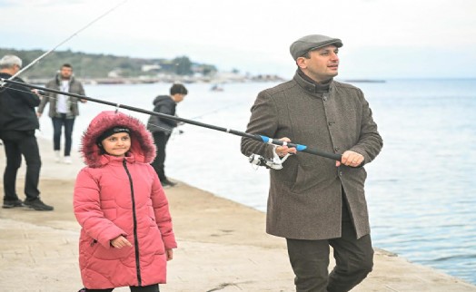 Başkan Eşki, Bornovalı çocuklarla birlikte Dikili'de balık tuttu