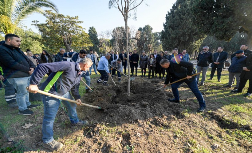 Başkan Tugay, yeni yılın ilk gününde Kültürpark’ta ağaç dikti