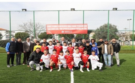 Menderes'te halı sahalar kullanıma açıldı: Başkan Çiçek sözünü tuttu