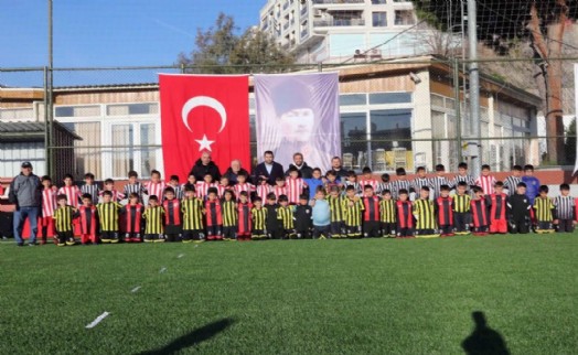 Bayraklı'da U-10 Cup Futbol Turnuvası başladı