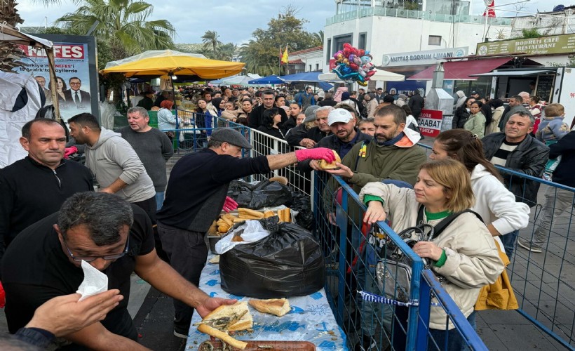 Bodrum’da hamsi festivalinde 3 ton hamsi dağıtıldı, metrelerce kuyruk oluştu