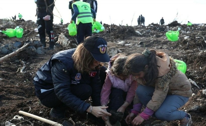 İzmir'de polisin diktiği fidanlar yanan ormanı yeşertecek