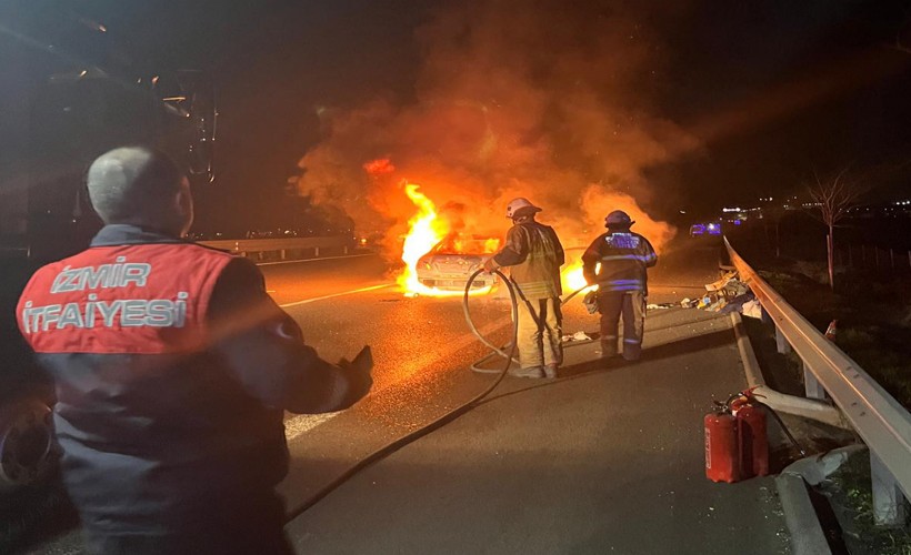 İzmir'de yeni yılın ilk dakikalarında otomobili alev alev yandı