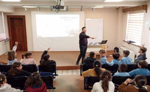 İzmir'in tarihini sergiler, atölyeler ve öykülerle öğreniyorlar