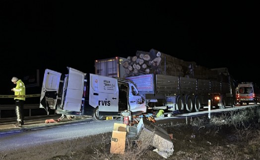 Kamyonet, çarptığı TIR'ın dorsesinde 100 metre sürüklendi; 1 ölü, 1 yaralı
