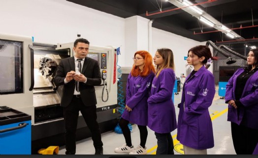 Konak'ta tabular yıkılıyor: Kadınlara CNC operatörlüğü eğitimi