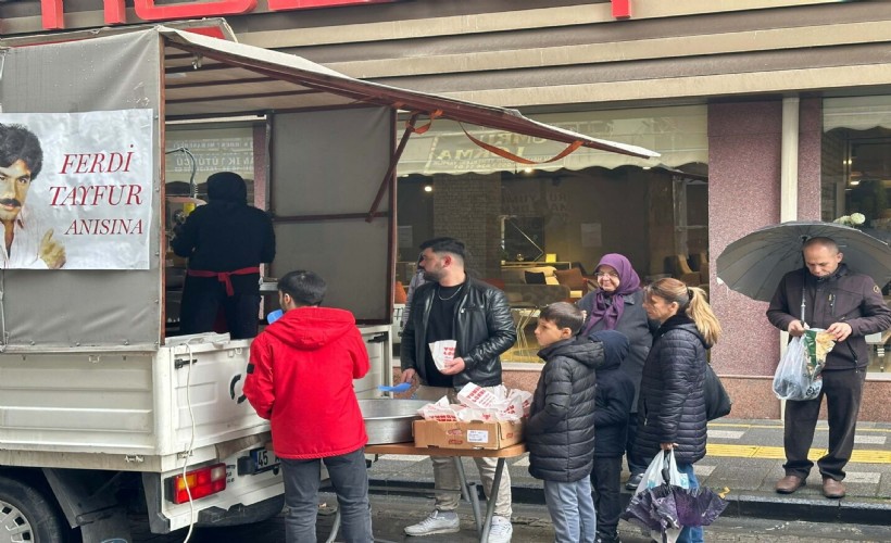 Manisa'da Ferdi Tayfur hayrına lokma dağıtıldı