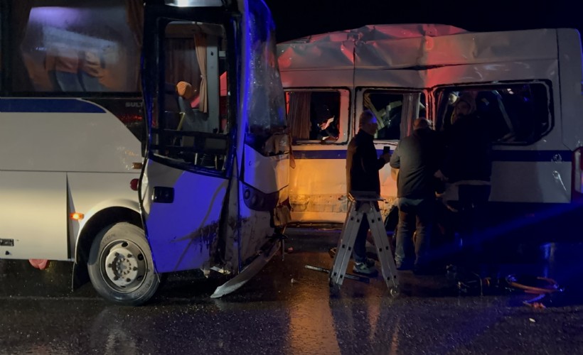 Manisa'da iki işçi servisi çarpıştı; 35 yaralı