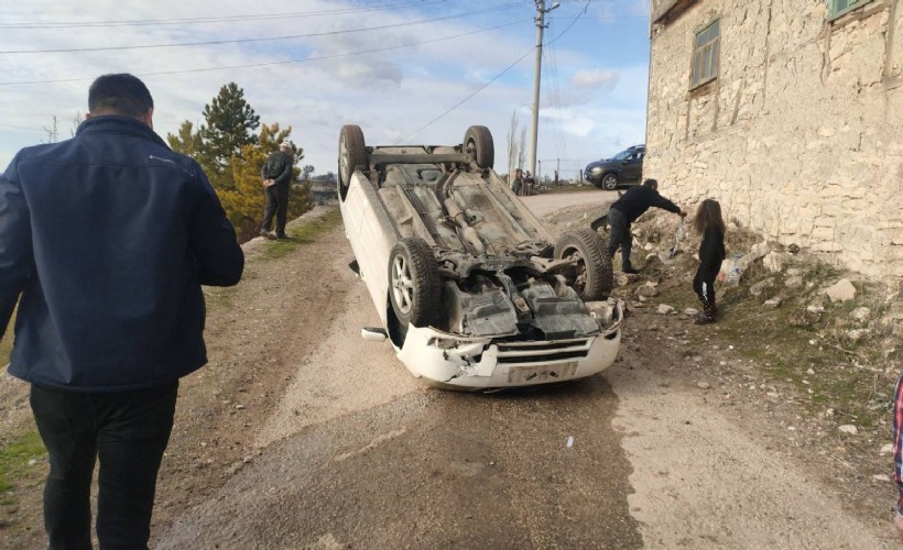 Takla atan otomobildeki karı-koca yaralandı