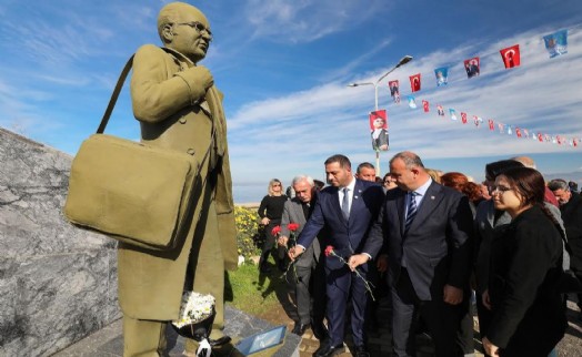 Uğur Mumcu, Narlıdere'de karanfilerle anıldı