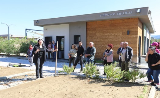 Efes Selçuk'ta üreticilere 'Ücretsiz Toprak Analizi Eğitimi' verildi