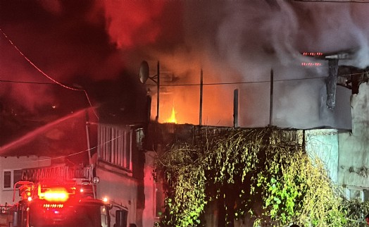 2 katlı binanın çatı katı yandı