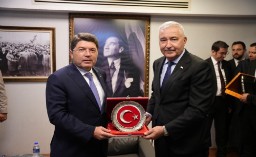 Bakan Tunç'tan CHP'li belediye başkanına sürpriz ziyaret!